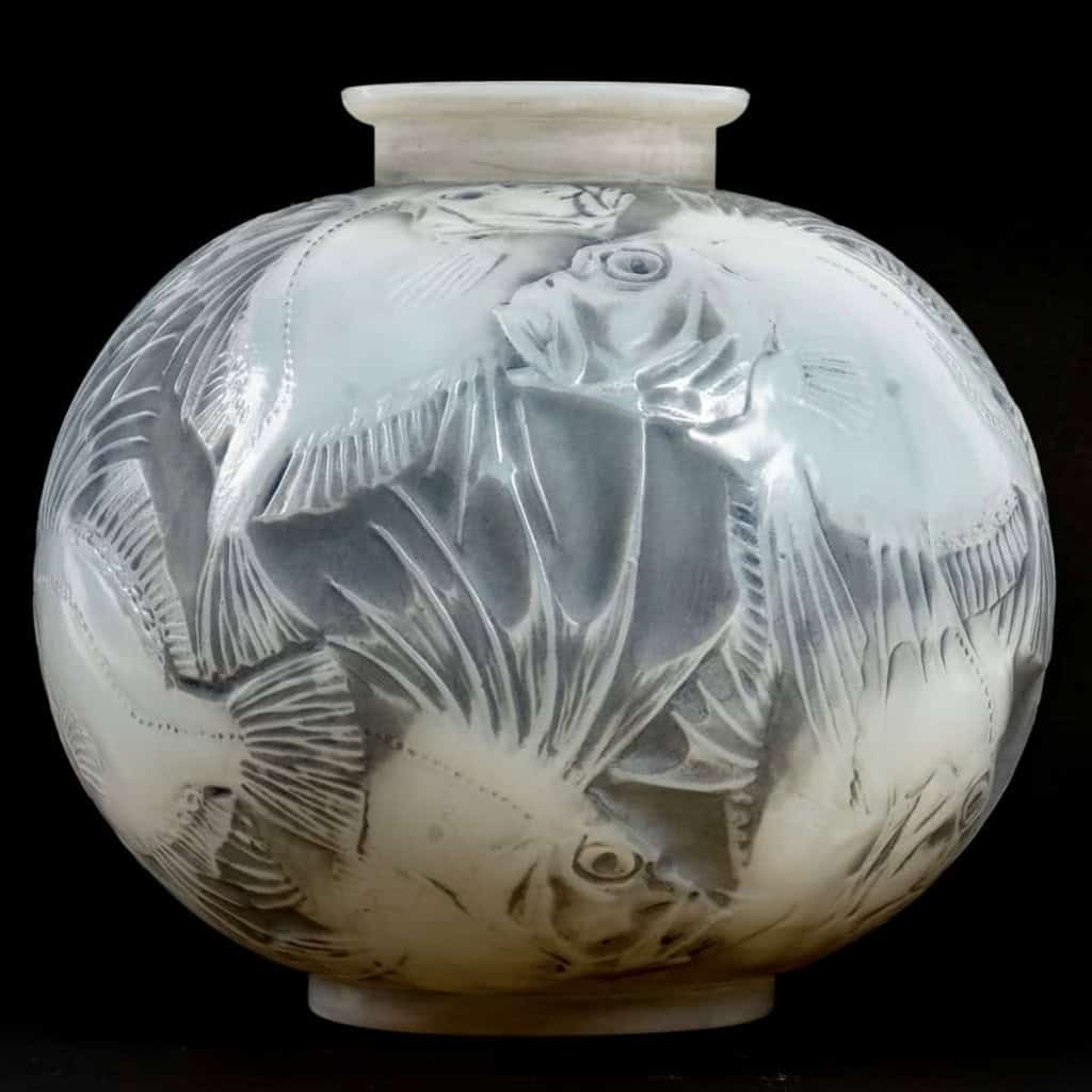 Vase « Poissons » verre opalescent double couche patiné gris de René LALIQUE | Biron Vase "Poissons" verre opalescent double couche patiné gris de René LALIQUE