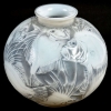 Vase « Poissons » verre opalescent double couche patiné gris de René LALIQUE | Biron Vase "Poissons" verre opalescent double couche patiné gris de René LALIQUE