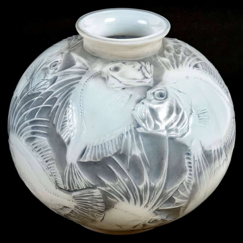 Vase « Poissons » verre opalescent double couche patiné gris de René LALIQUE | Biron Vase "Poissons" verre opalescent double couche patiné gris de René LALIQUE