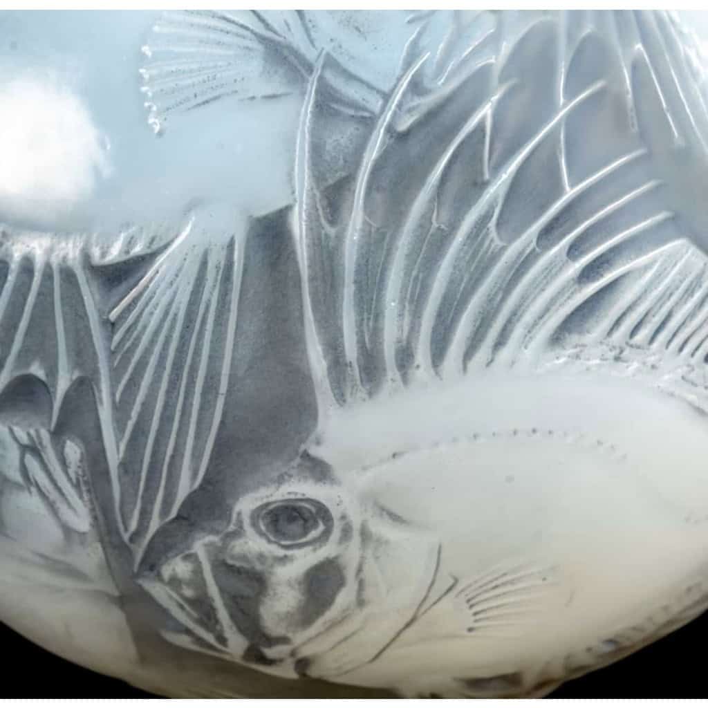 Vase « Poissons » verre opalescent double couche patiné gris de René LALIQUE | Biron Vase "Poissons" verre opalescent double couche patiné gris de René LALIQUE