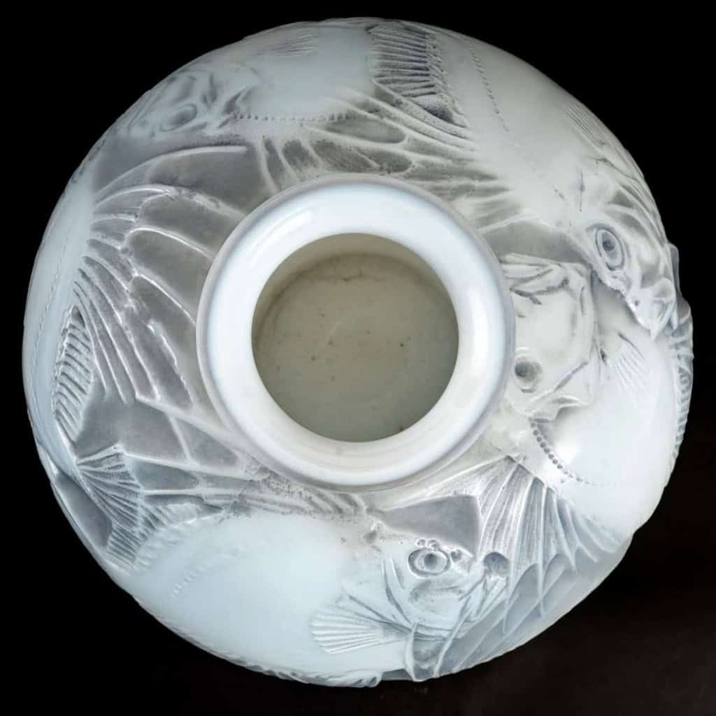 Vase « Poissons » verre opalescent double couche patiné gris de René LALIQUE | Biron Vase "Poissons" verre opalescent double couche patiné gris de René LALIQUE