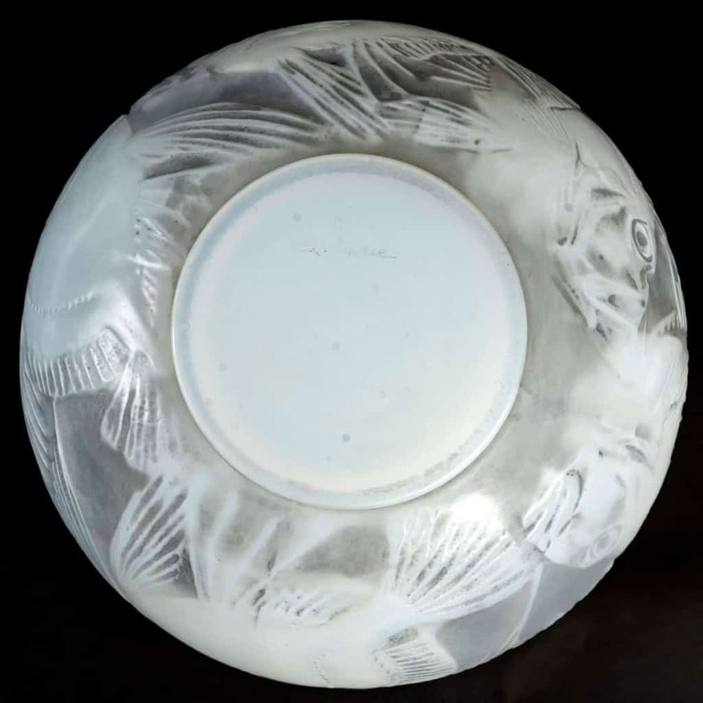 Vase « Poissons » verre opalescent double couche patiné gris de René LALIQUE | Biron Vase "Poissons" verre opalescent double couche patiné gris de René LALIQUE