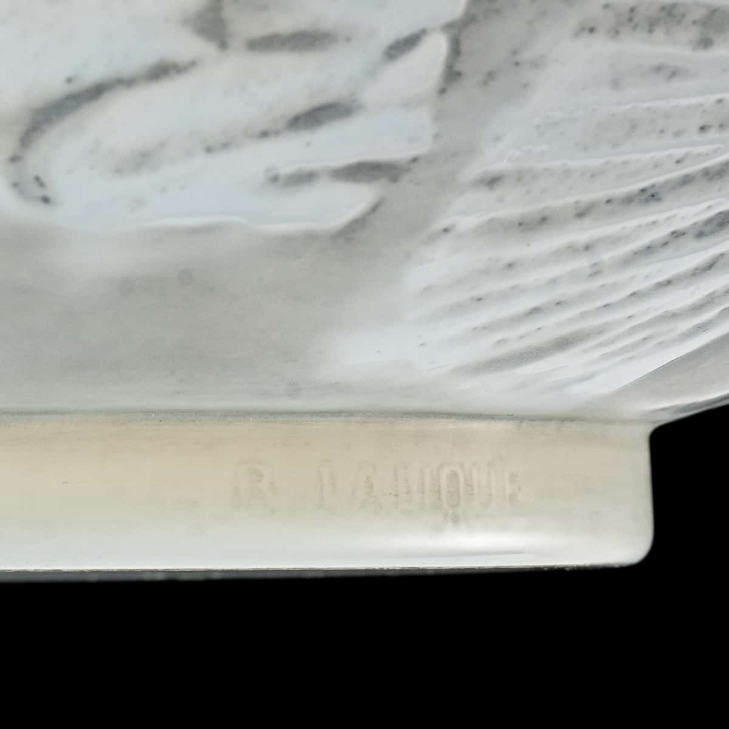 Vase « Poissons » verre opalescent double couche patiné gris de René LALIQUE | Biron Vase "Poissons" verre opalescent double couche patiné gris de René LALIQUE