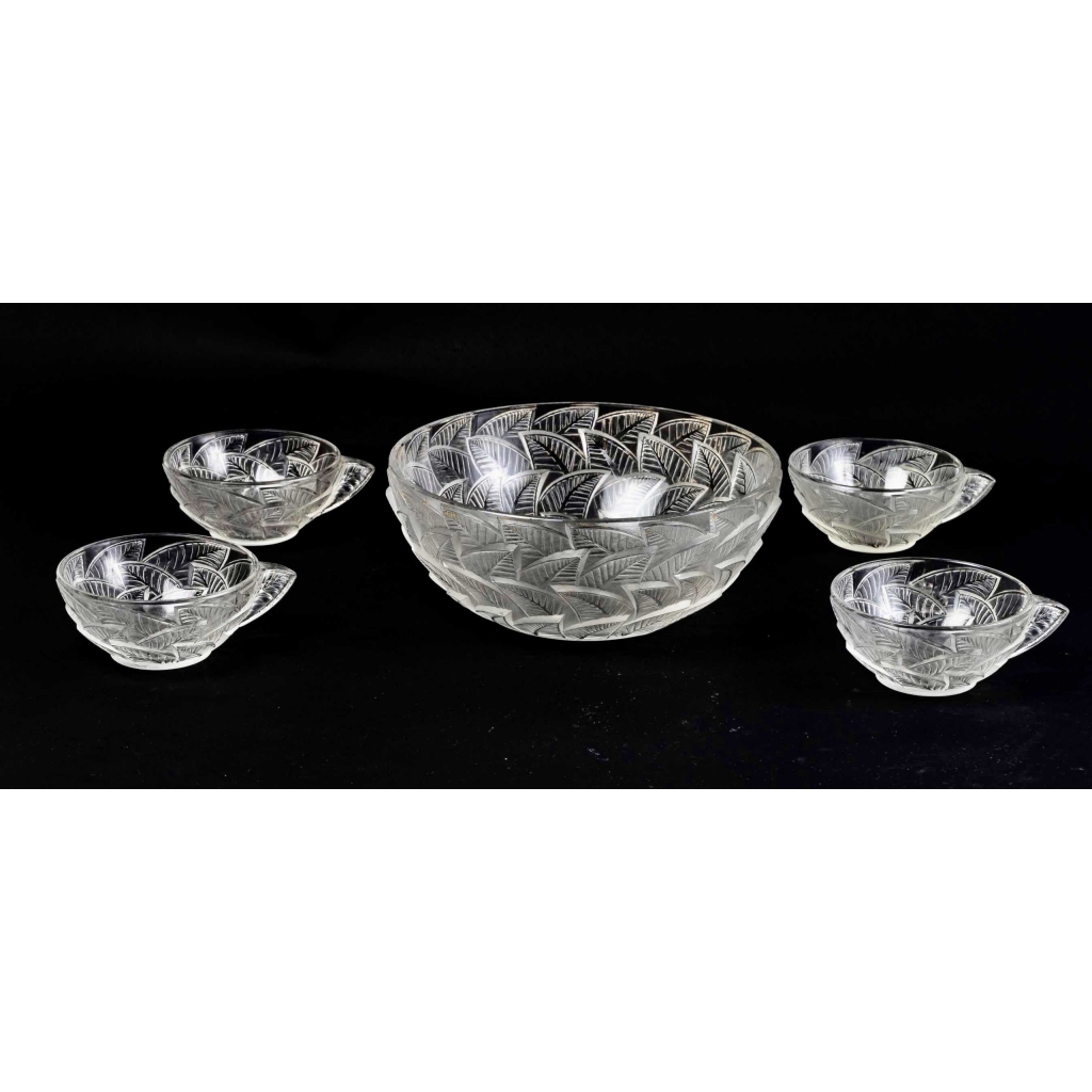 Service « Ormeaux » verre blanc 1 bol saladier + 4 coupes de René LALIQUE | Biron Service "Ormeaux" verre blanc 1 bol saladier + 4 coupes de René LALIQUE