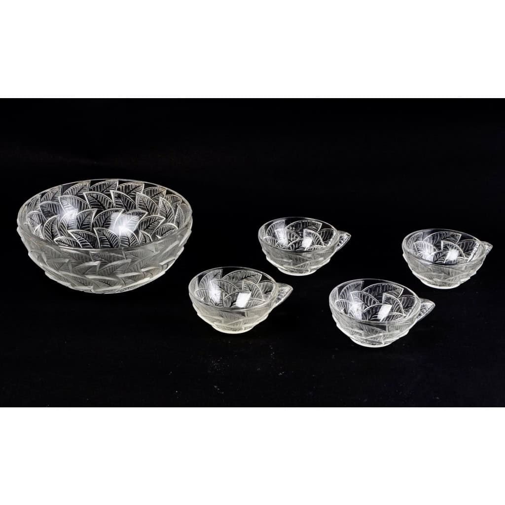 Service « Ormeaux » verre blanc 1 bol saladier + 4 coupes de René LALIQUE | Biron Service "Ormeaux" verre blanc 1 bol saladier + 4 coupes de René LALIQUE