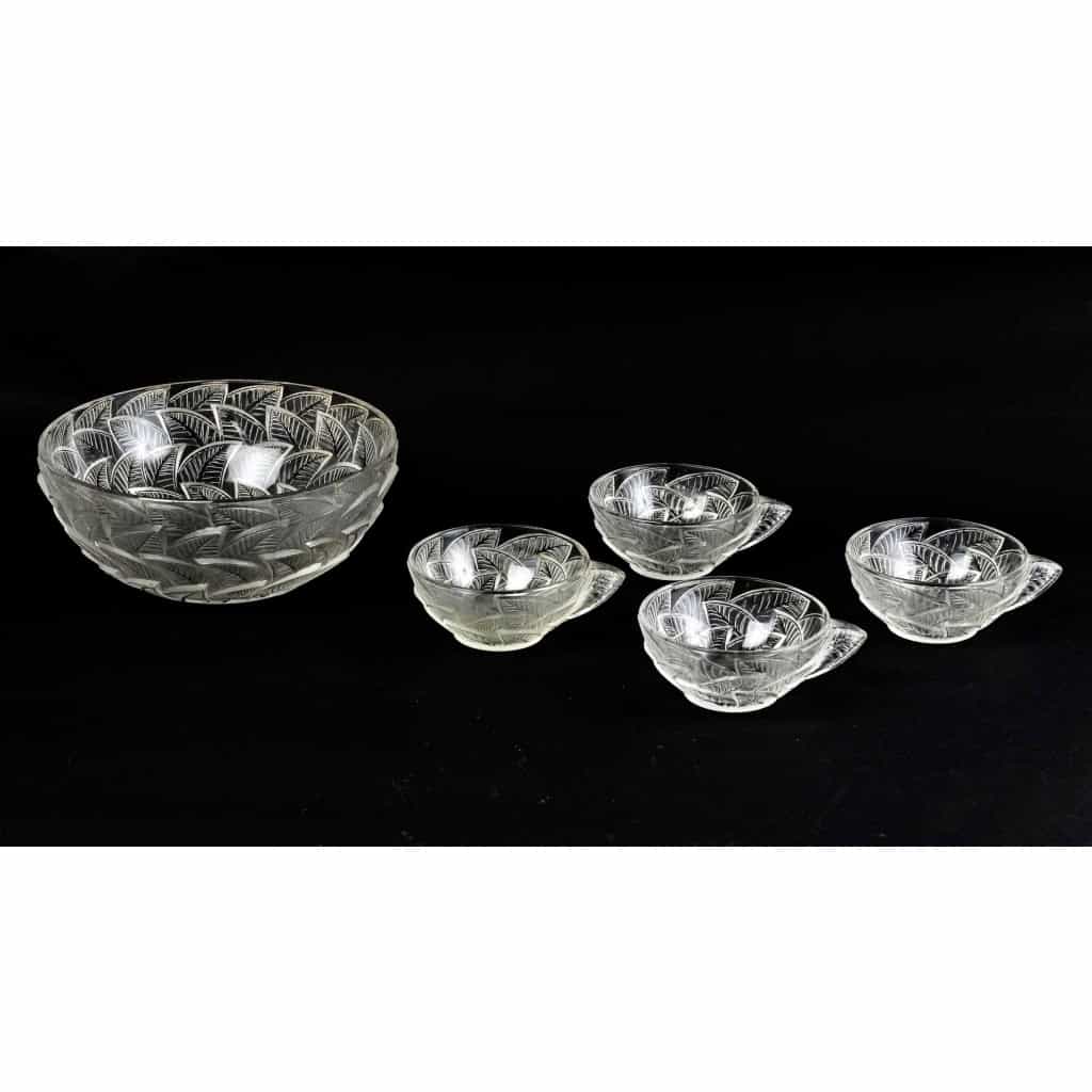 Service « Ormeaux » verre blanc 1 bol saladier + 4 coupes de René LALIQUE | Biron Service "Ormeaux" verre blanc 1 bol saladier + 4 coupes de René LALIQUE