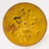 Epingle à chapeau « Deux Figurines Et Masques » verre blanc sur clinquant jaune de René LALIQUE | Biron Epingle à chapeau "Deux Figurines Et Masques" verre blanc sur clinquant jaune de René LALIQUE