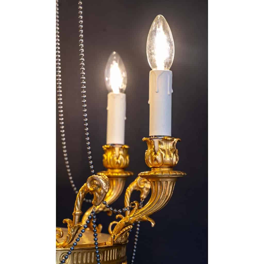 Joli lustre néo-classique, style Louis XVI, en bronze doré | Biron Joli lustre néo-classique, style Louis XVI, en bronze doré