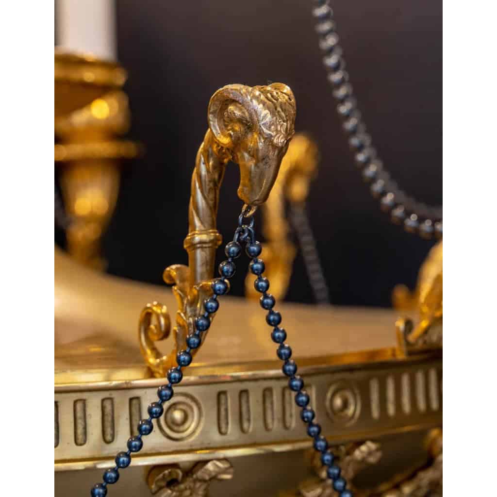 Joli lustre néo-classique, style Louis XVI, en bronze doré | Biron Joli lustre néo-classique, style Louis XVI, en bronze doré