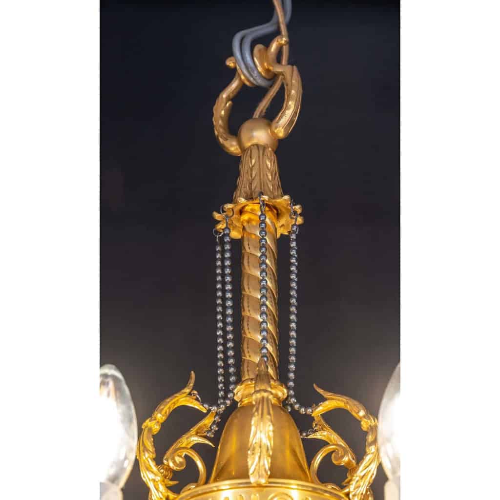 Joli lustre néo-classique, style Louis XVI, en bronze doré | Biron Joli lustre néo-classique, style Louis XVI, en bronze doré