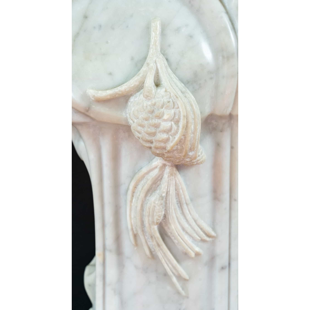 IMPORTANTE PENDULE EN MARBRE AUX POMMES DE PIN | Biron IMPORTANTE PENDULE EN MARBRE AUX POMMES DE PIN