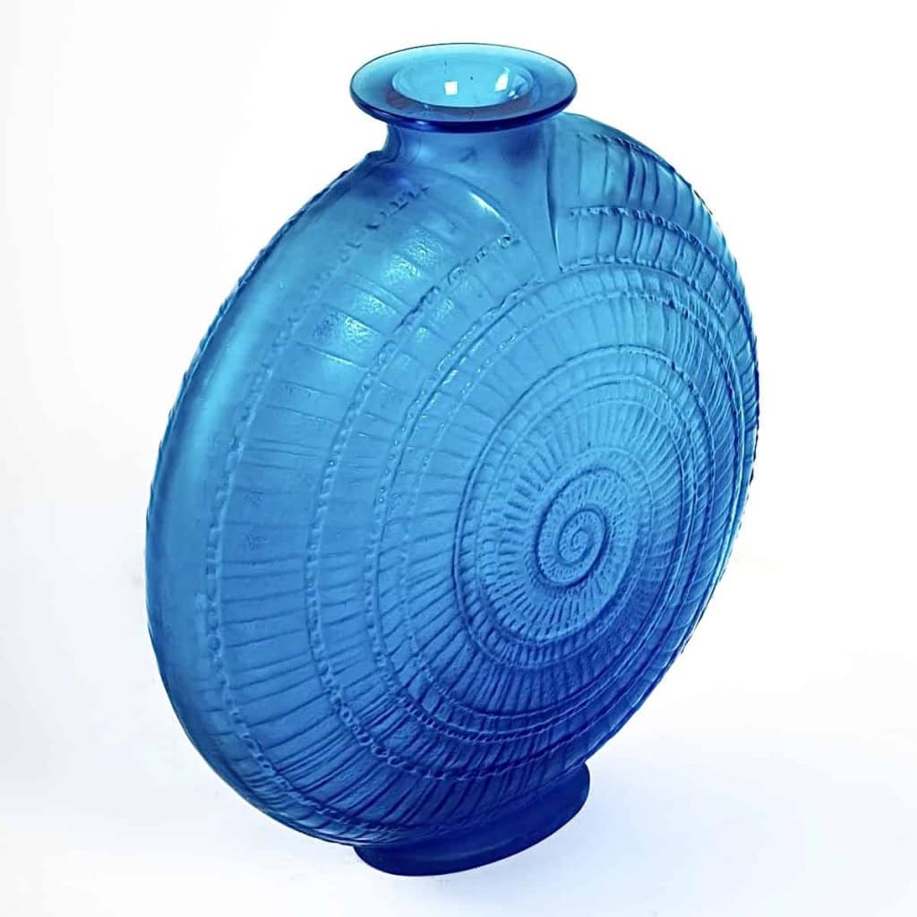 Vase « Escargot » verre bleu électrique de René LALIQUE | Biron Vase "Escargot" verre bleu électrique de René LALIQUE
