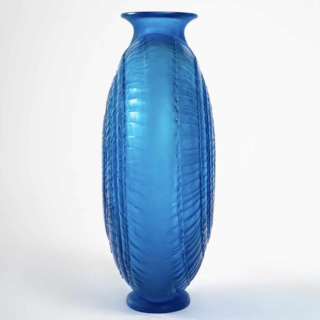 Vase « Escargot » verre bleu électrique de René LALIQUE | Biron Vase "Escargot" verre bleu électrique de René LALIQUE