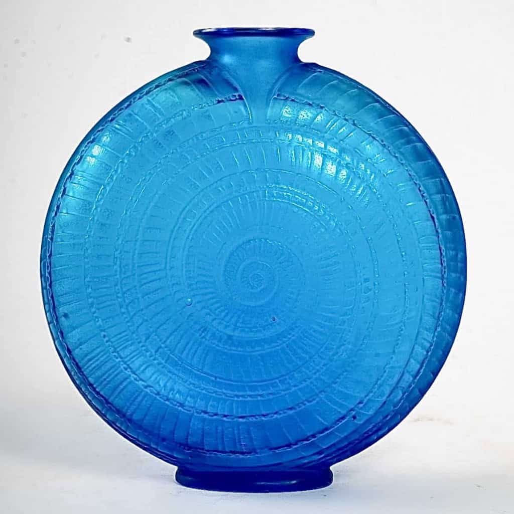 Vase « Escargot » verre bleu électrique de René LALIQUE | Biron Vase "Escargot" verre bleu électrique de René LALIQUE