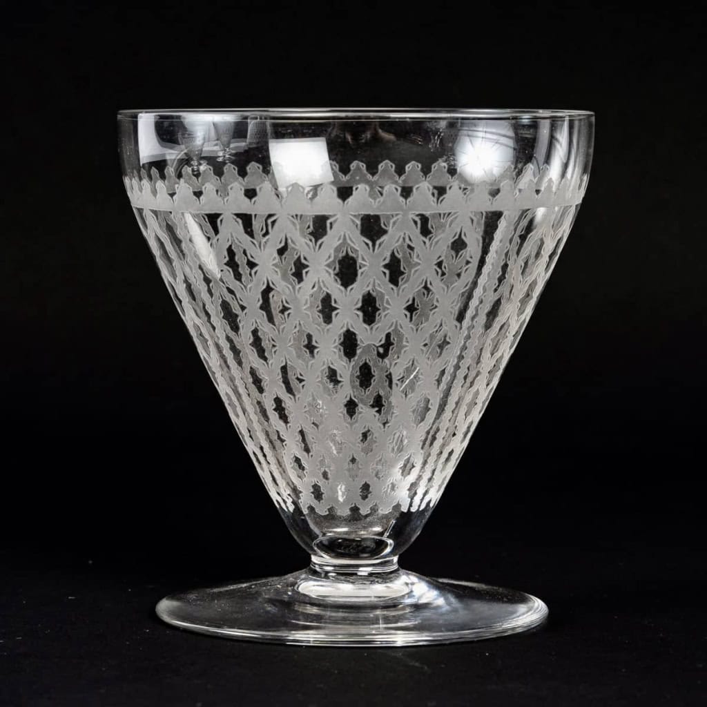 Service « Alhambra » cristal gravé de BACCARAT – 56 verres, 1 carafe | Biron Service "Alhambra" cristal gravé de BACCARAT - 56 verres, 1 carafe