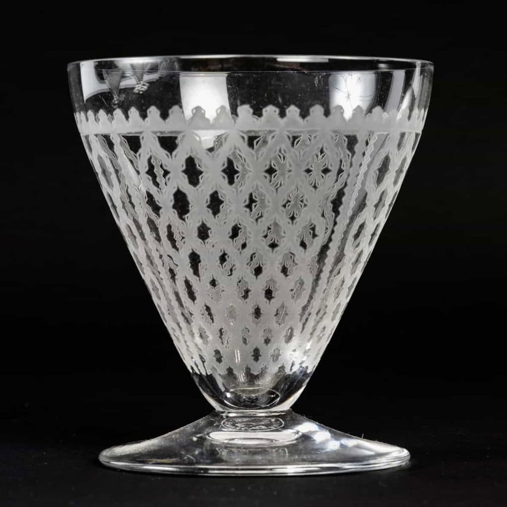 Service « Alhambra » cristal gravé de BACCARAT – 56 verres, 1 carafe | Biron Service "Alhambra" cristal gravé de BACCARAT - 56 verres, 1 carafe