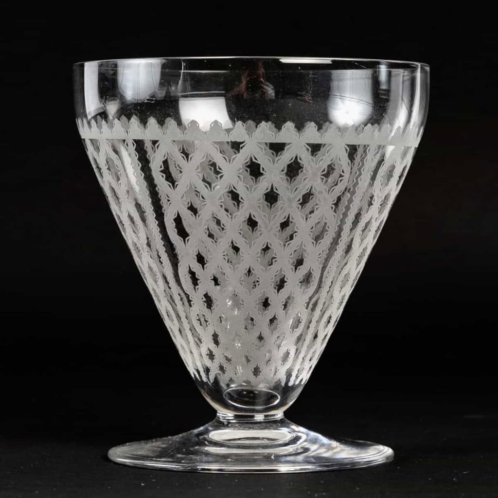 Service « Alhambra » cristal gravé de BACCARAT – 56 verres, 1 carafe | Biron Service "Alhambra" cristal gravé de BACCARAT - 56 verres, 1 carafe