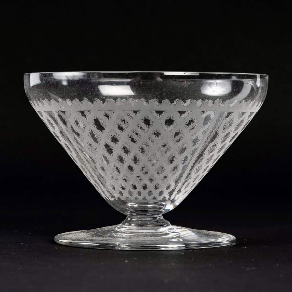 Service « Alhambra » cristal gravé de BACCARAT – 56 verres, 1 carafe | Biron Service "Alhambra" cristal gravé de BACCARAT - 56 verres, 1 carafe