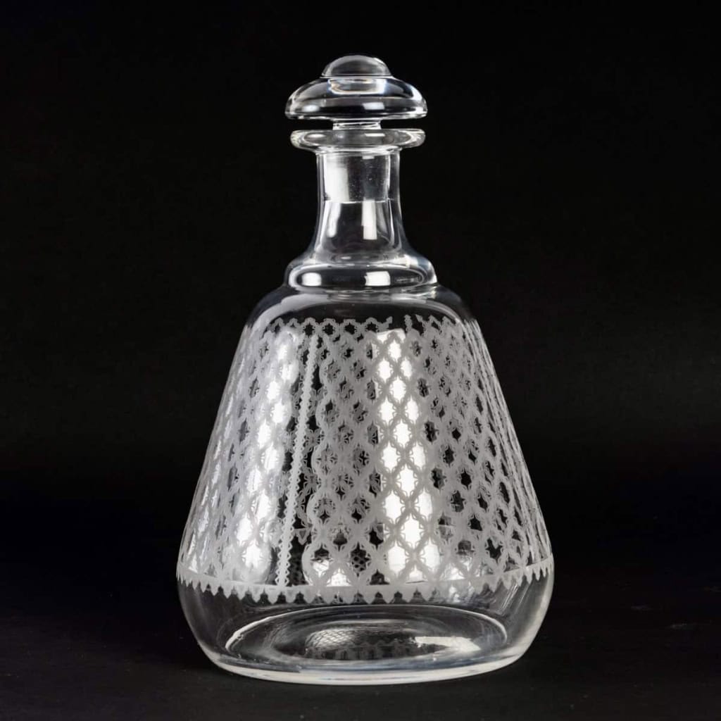 Service « Alhambra » cristal gravé de BACCARAT – 56 verres, 1 carafe | Biron Service "Alhambra" cristal gravé de BACCARAT - 56 verres, 1 carafe