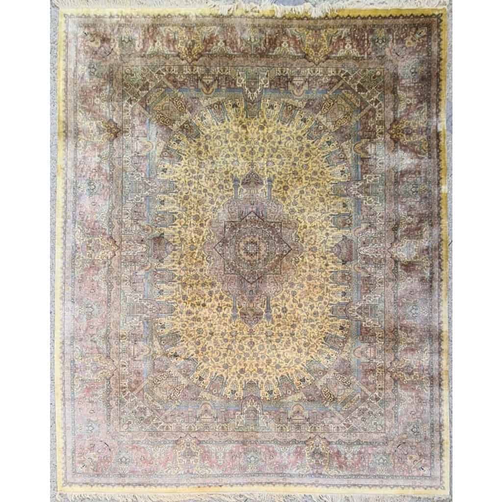 Grand Tapis Ghoum Tout Soie Signé atelier impérial epoque du shah – Iran Vers 1970 | Biron ||||||||||