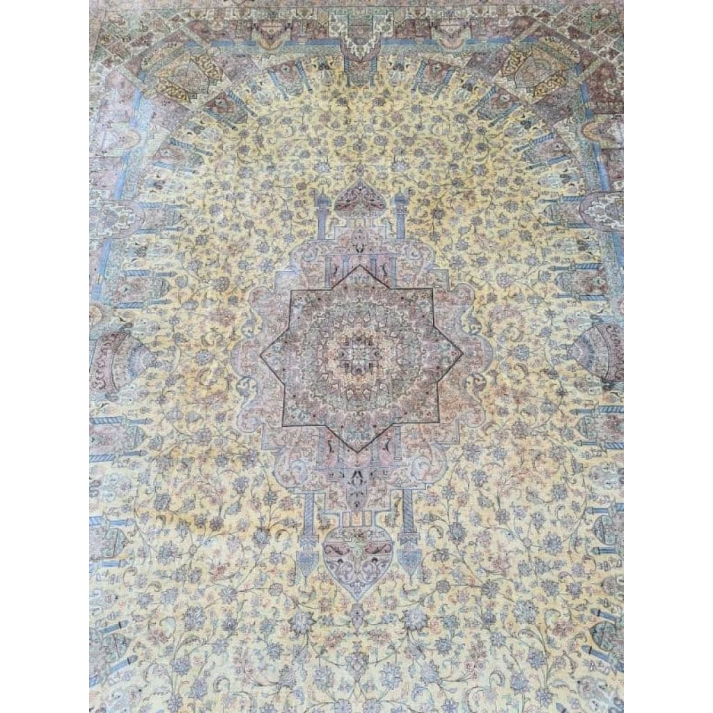 Grand Tapis Ghoum Tout Soie Signé atelier impérial epoque du shah – Iran Vers 1970 | Biron Grand Tapis Ghoum Tout Soie Signé atelier impérial epoque du shah - Iran Vers 1970