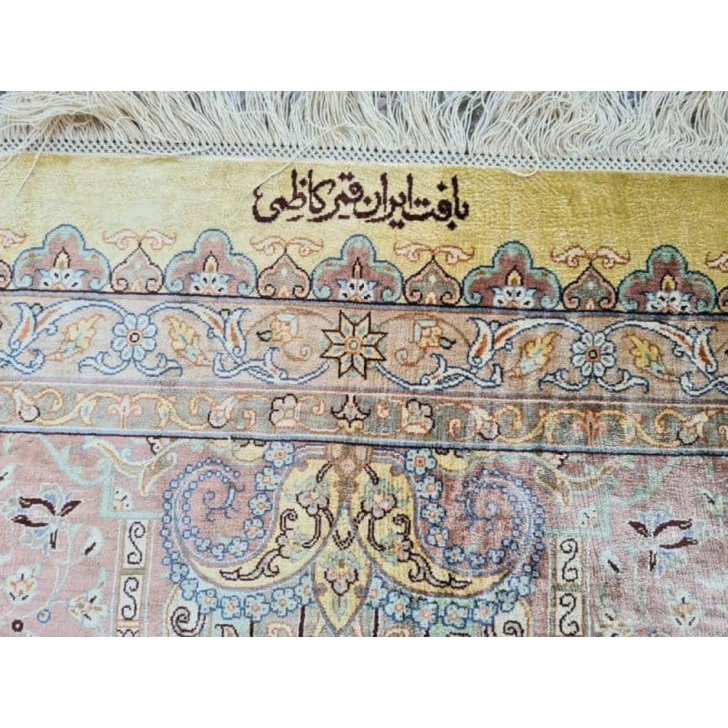 Grand Tapis Ghoum Tout Soie Signé atelier impérial epoque du shah – Iran Vers 1970 | Biron Grand Tapis Ghoum Tout Soie Signé atelier impérial epoque du shah - Iran Vers 1970