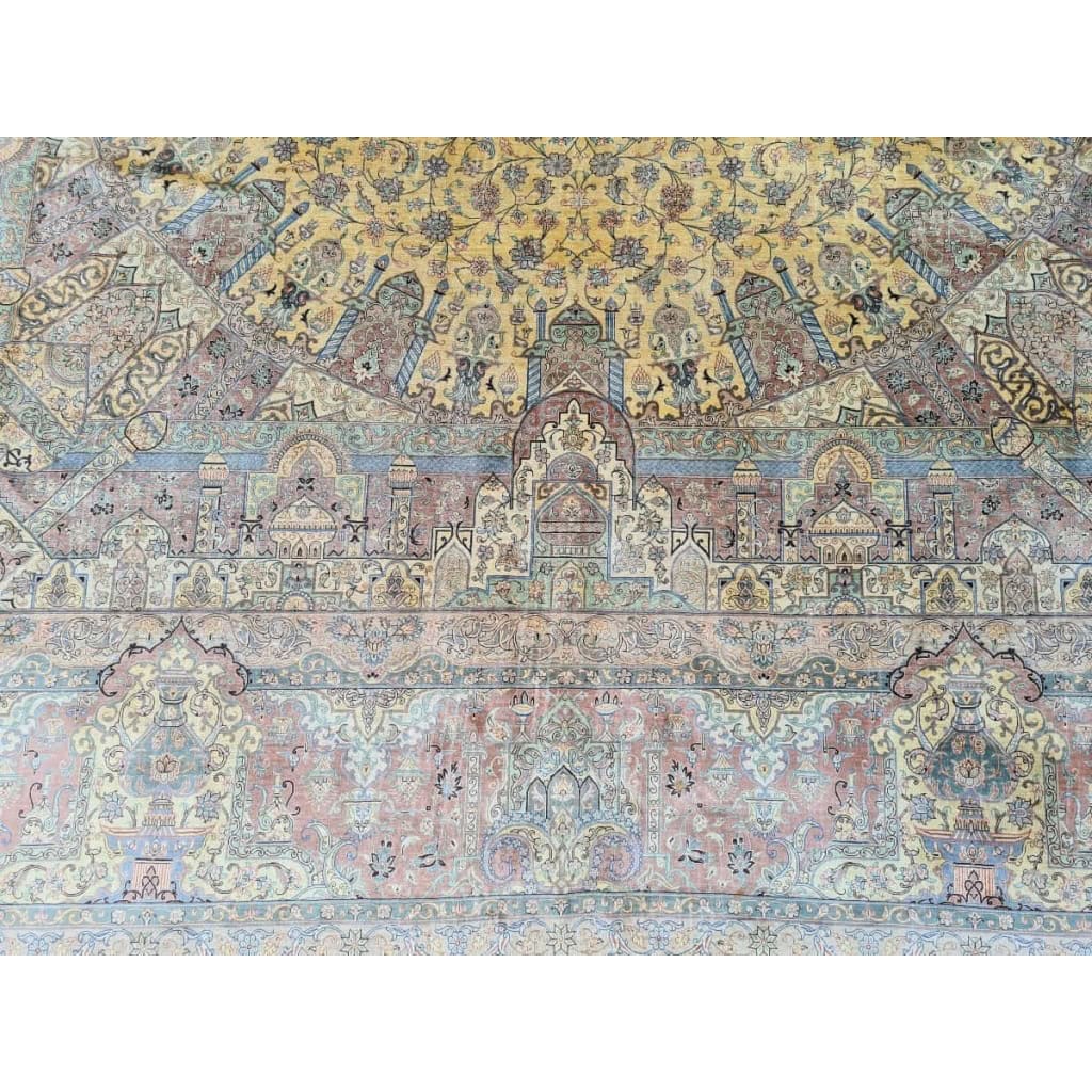 Grand Tapis Ghoum Tout Soie Signé atelier impérial epoque du shah – Iran Vers 1970 | Biron Grand Tapis Ghoum Tout Soie Signé atelier impérial epoque du shah - Iran Vers 1970