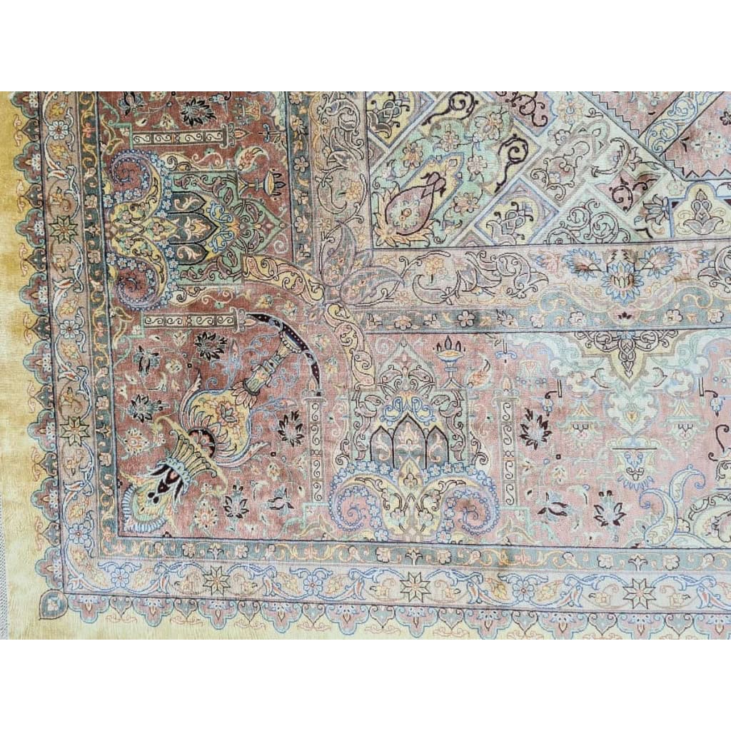 Grand Tapis Ghoum Tout Soie Signé atelier impérial epoque du shah – Iran Vers 1970 | Biron Grand Tapis Ghoum Tout Soie Signé atelier impérial epoque du shah - Iran Vers 1970