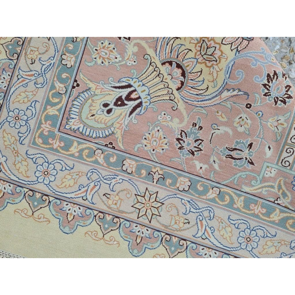 Grand Tapis Ghoum Tout Soie Signé atelier impérial epoque du shah – Iran Vers 1970 | Biron Grand Tapis Ghoum Tout Soie Signé atelier impérial epoque du shah - Iran Vers 1970