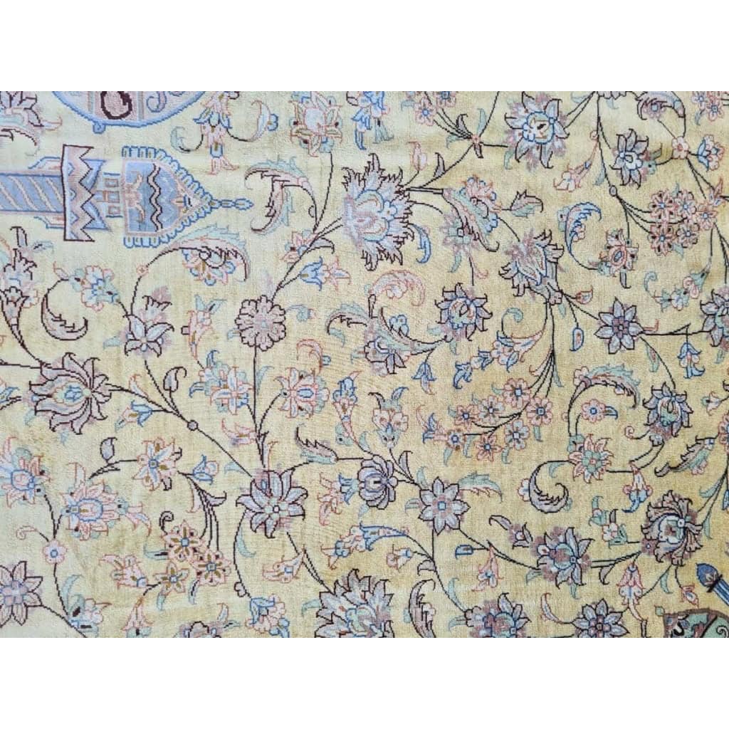 Grand Tapis Ghoum Tout Soie Signé atelier impérial epoque du shah – Iran Vers 1970 | Biron Grand Tapis Ghoum Tout Soie Signé atelier impérial epoque du shah - Iran Vers 1970