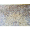 Grand Tapis Ghoum Tout Soie Signé atelier impérial epoque du shah – Iran Vers 1970 | Biron Grand Tapis Ghoum Tout Soie Signé atelier impérial epoque du shah - Iran Vers 1970