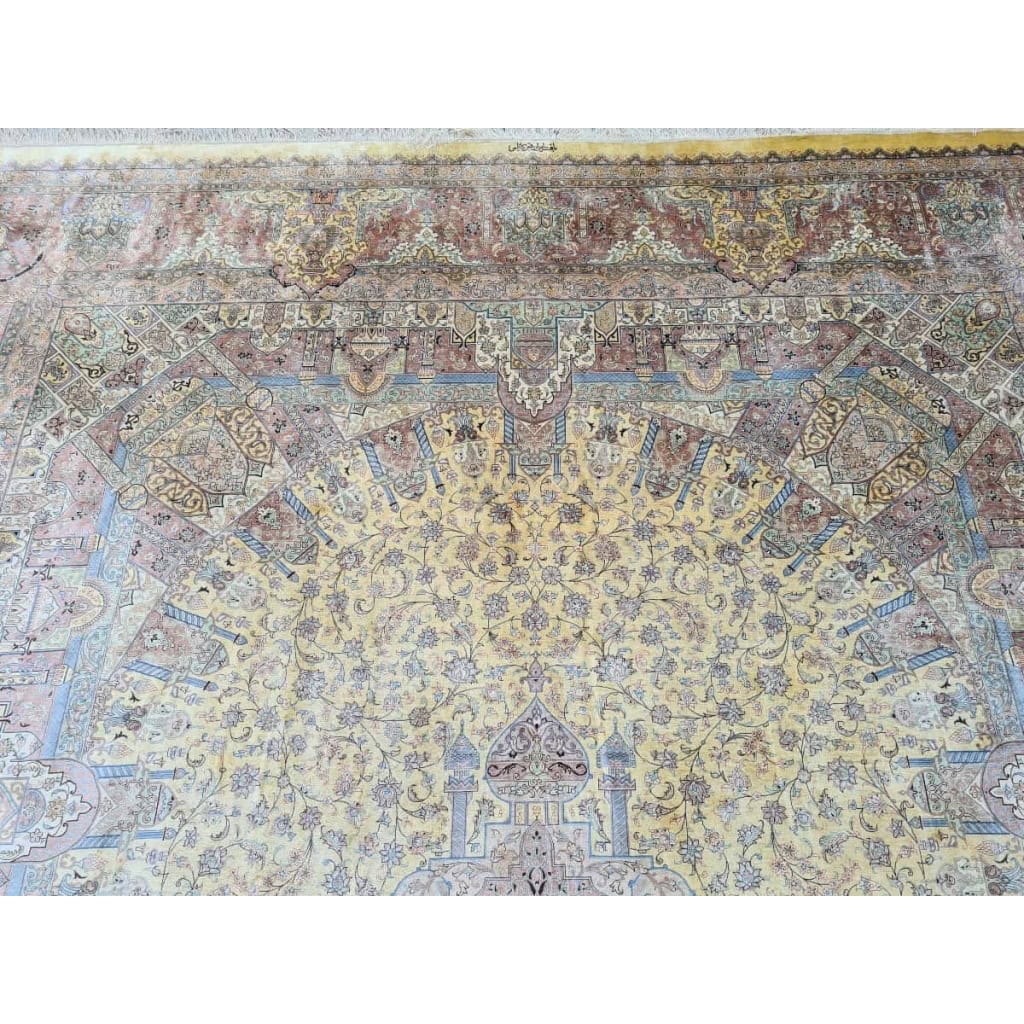 Grand Tapis Ghoum Tout Soie Signé atelier impérial epoque du shah – Iran Vers 1970 | Biron Grand Tapis Ghoum Tout Soie Signé atelier impérial epoque du shah - Iran Vers 1970