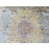 Grand Tapis Ghoum Tout Soie Signé atelier impérial epoque du shah – Iran Vers 1970 | Biron Grand Tapis Ghoum Tout Soie Signé atelier impérial epoque du shah - Iran Vers 1970