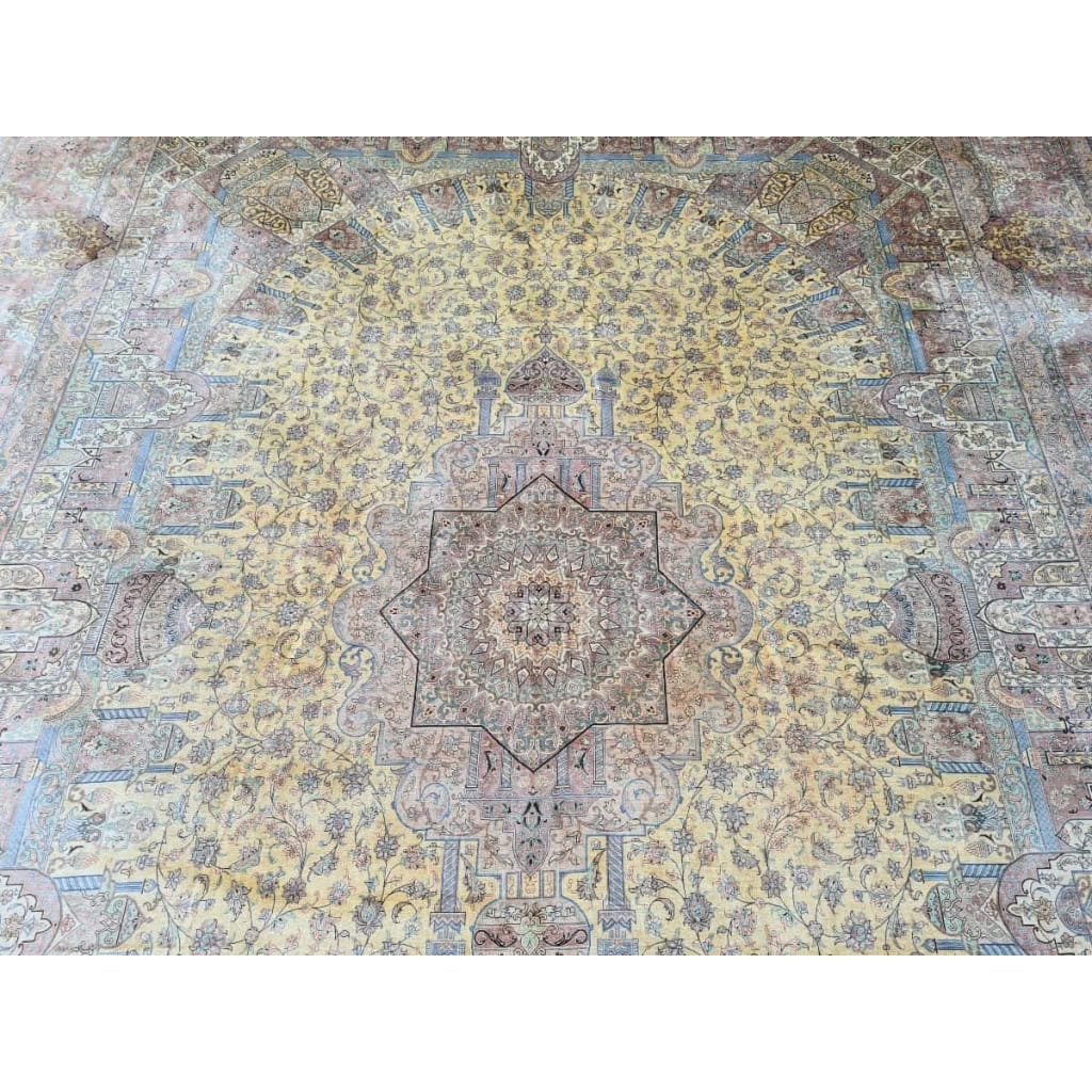 Grand Tapis Ghoum Tout Soie Signé atelier impérial epoque du shah – Iran Vers 1970 | Biron Grand Tapis Ghoum Tout Soie Signé atelier impérial epoque du shah - Iran Vers 1970