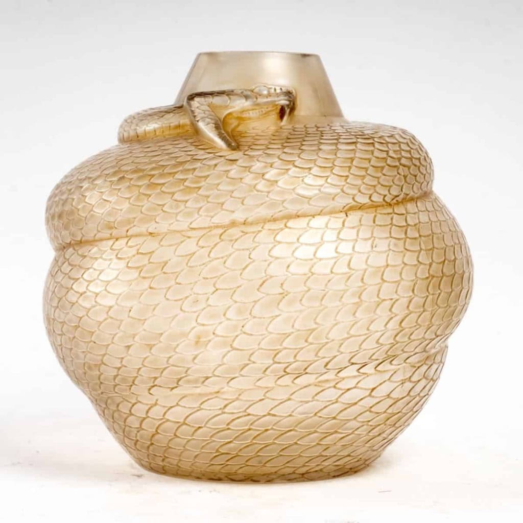 Vase « Serpent » verre blanc patiné sépia de René LALIQUE | Biron Vase "Serpent" verre blanc patiné sépia de René LALIQUE