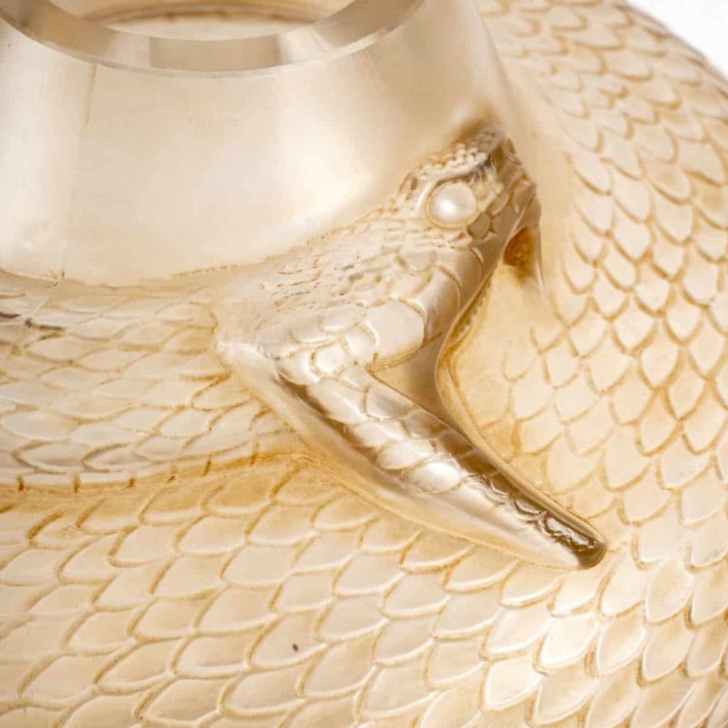 Vase « Serpent » verre blanc patiné sépia de René LALIQUE | Biron Vase "Serpent" verre blanc patiné sépia de René LALIQUE