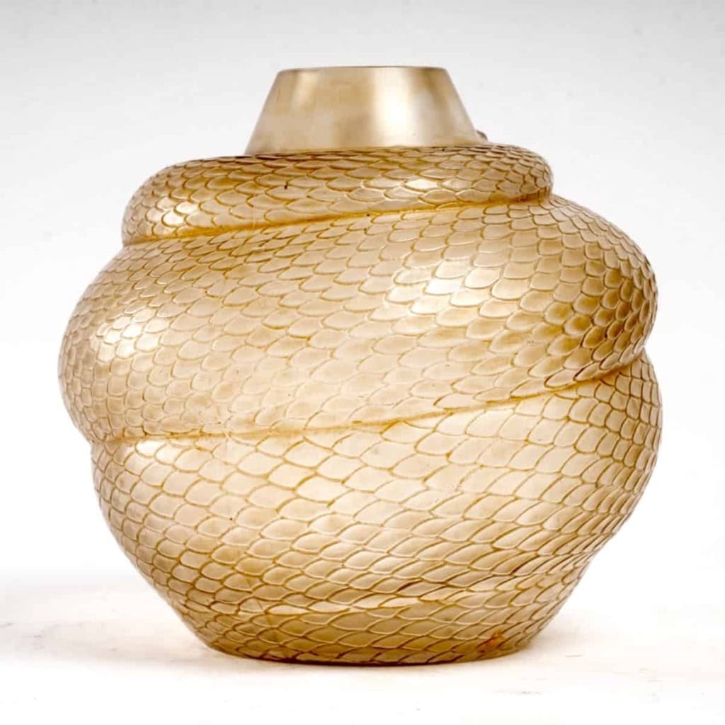 Vase « Serpent » verre blanc patiné sépia de René LALIQUE | Biron Vase "Serpent" verre blanc patiné sépia de René LALIQUE