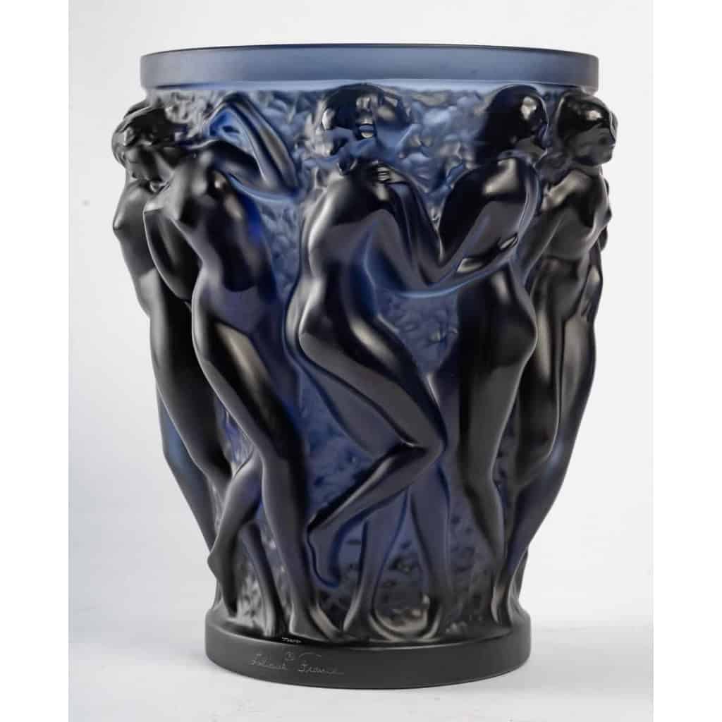 Vase Lalique, bleu nuit « Bacchantes » | Biron |||||||
