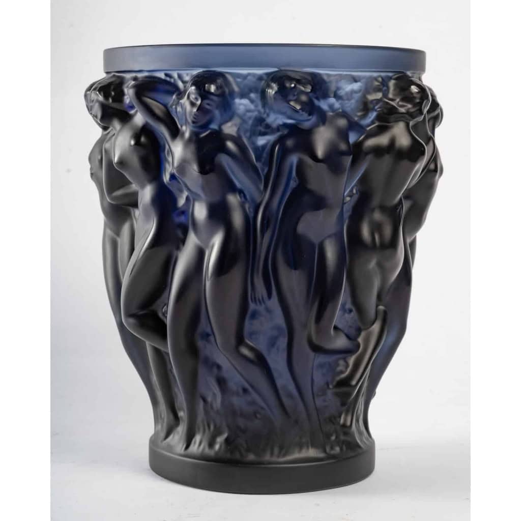 Vase Lalique, bleu nuit « Bacchantes » | Biron Vase Lalique, bleu nuit "Bacchantes"