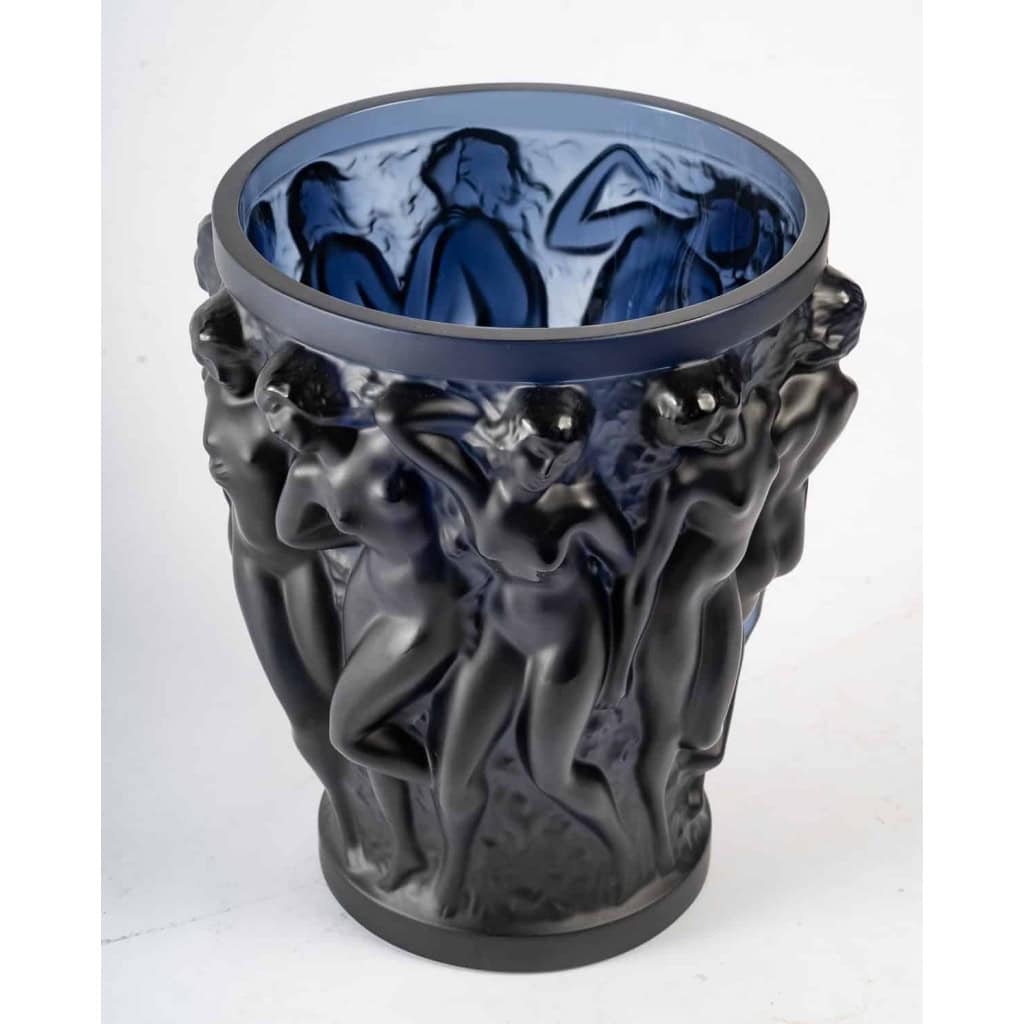Vase Lalique, bleu nuit « Bacchantes » | Biron Vase Lalique, bleu nuit "Bacchantes"