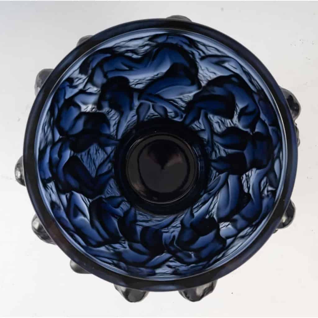 Vase Lalique, bleu nuit « Bacchantes » | Biron Vase Lalique, bleu nuit "Bacchantes"