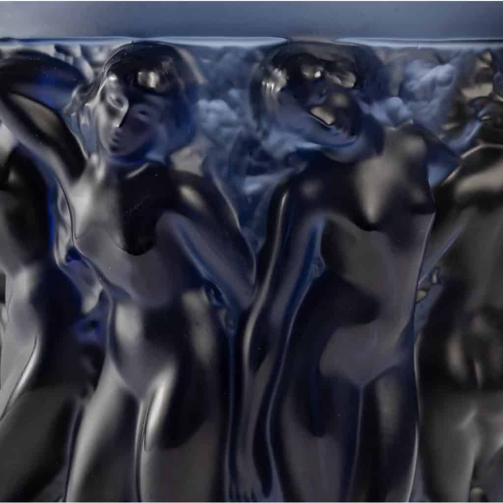 Vase Lalique, bleu nuit « Bacchantes » | Biron Vase Lalique, bleu nuit "Bacchantes"