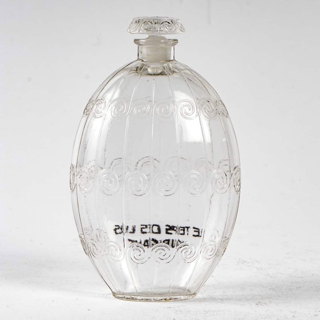 Flacon « Le Temps des Lilas » verre blanc de René LALIQUE pour HOUBIGANT | Biron Flacon "Le Temps des Lilas" verre blanc de René LALIQUE pour HOUBIGANT