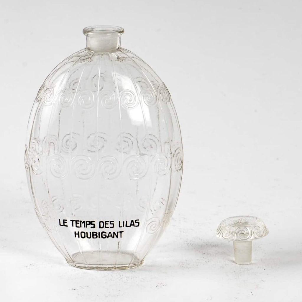 Flacon « Le Temps des Lilas » verre blanc de René LALIQUE pour HOUBIGANT | Biron Flacon "Le Temps des Lilas" verre blanc de René LALIQUE pour HOUBIGANT