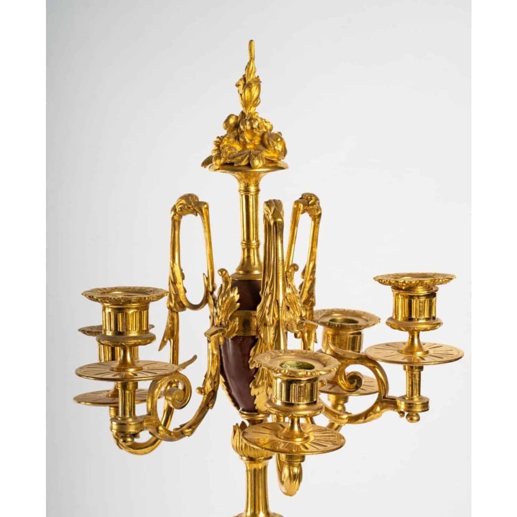 Garniture de cheminée en marbre et bronze bien ciselé et doré travail d’époque Napoléon III | Biron Garniture de cheminée en marbre et bronze bien ciselé et doré travail d’époque Napoléon III