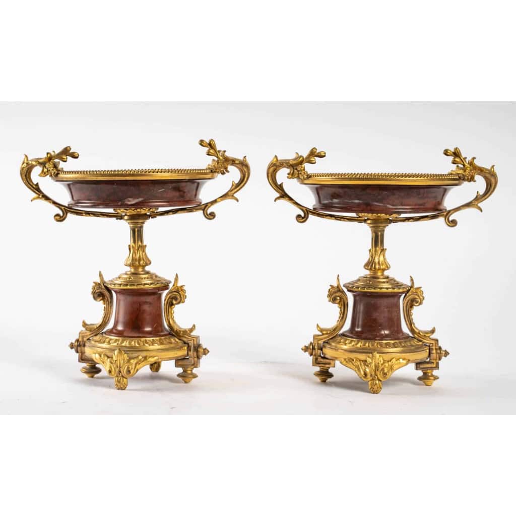 Garniture de cheminée en marbre et bronze bien ciselé et doré travail d’époque Napoléon III | Biron Garniture de cheminée en marbre et bronze bien ciselé et doré travail d’époque Napoléon III