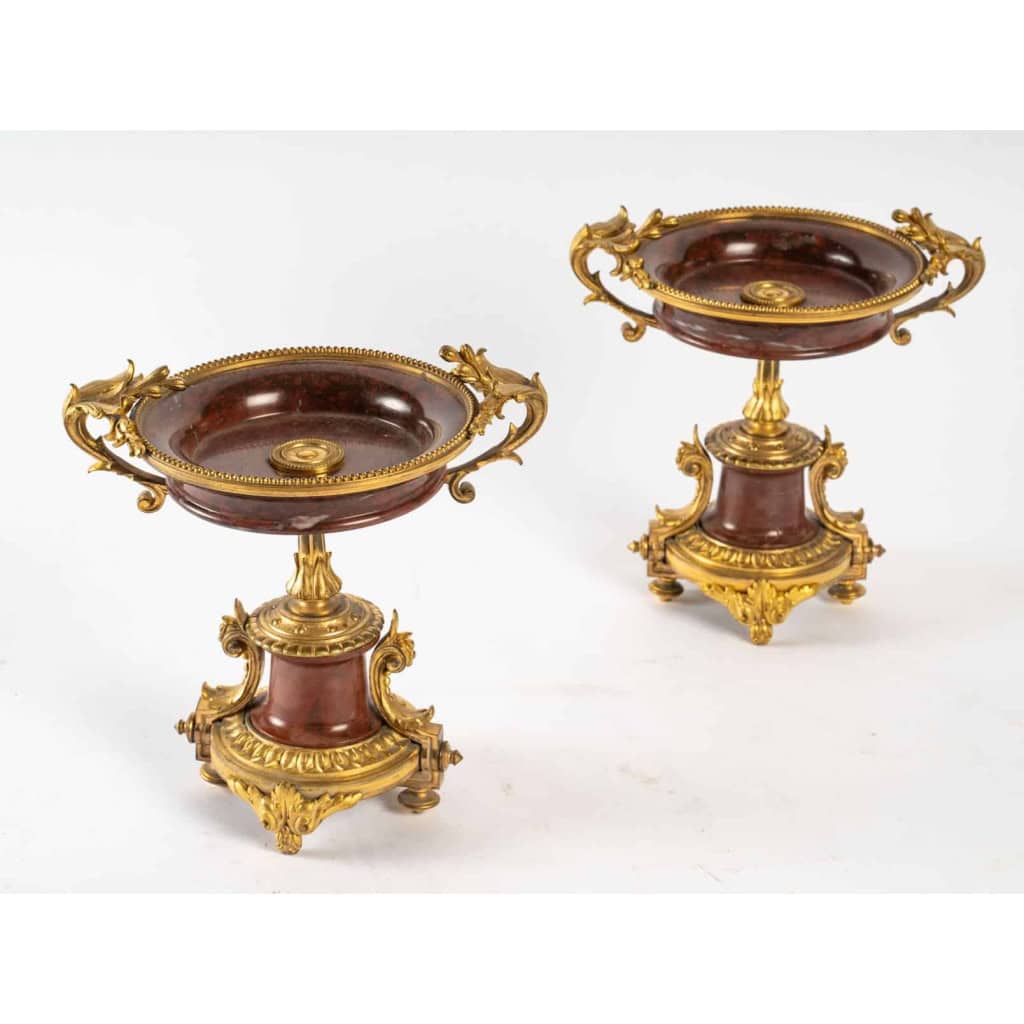 Garniture de cheminée en marbre et bronze bien ciselé et doré travail d’époque Napoléon III | Biron Garniture de cheminée en marbre et bronze bien ciselé et doré travail d’époque Napoléon III