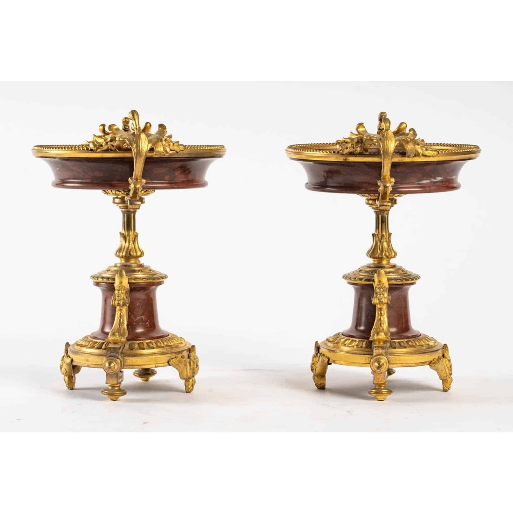 Garniture de cheminée en marbre et bronze bien ciselé et doré travail d’époque Napoléon III | Biron Garniture de cheminée en marbre et bronze bien ciselé et doré travail d’époque Napoléon III
