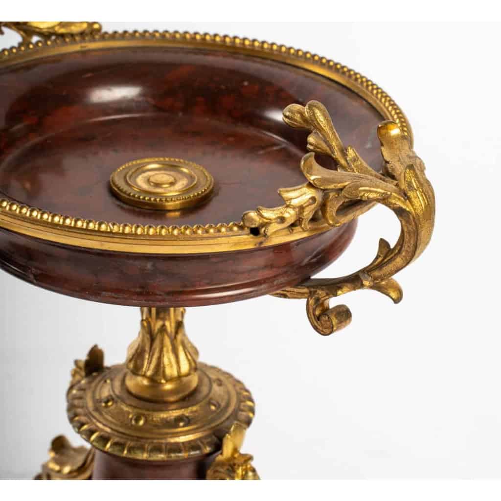 Garniture de cheminée en marbre et bronze bien ciselé et doré travail d’époque Napoléon III | Biron Garniture de cheminée en marbre et bronze bien ciselé et doré travail d’époque Napoléon III