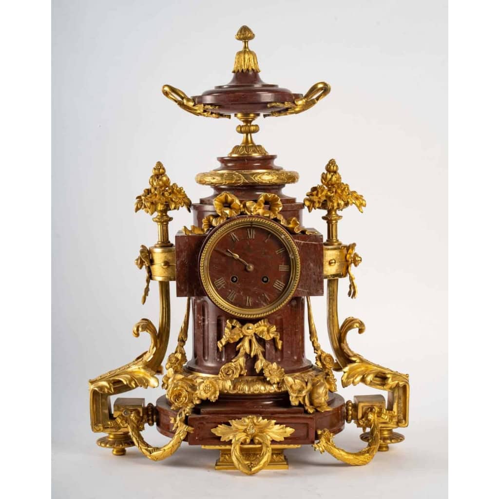 Garniture de cheminée en marbre et bronze bien ciselé et doré travail d’époque Napoléon III | Biron Garniture de cheminée en marbre et bronze bien ciselé et doré travail d’époque Napoléon III